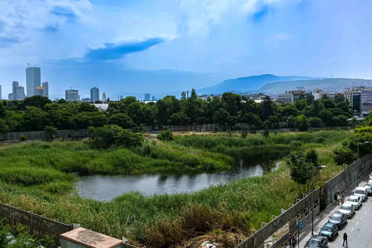 İzmir\'in göbeğinde 40 yıllık bir yılan hikayesi: Basmane Çukuru