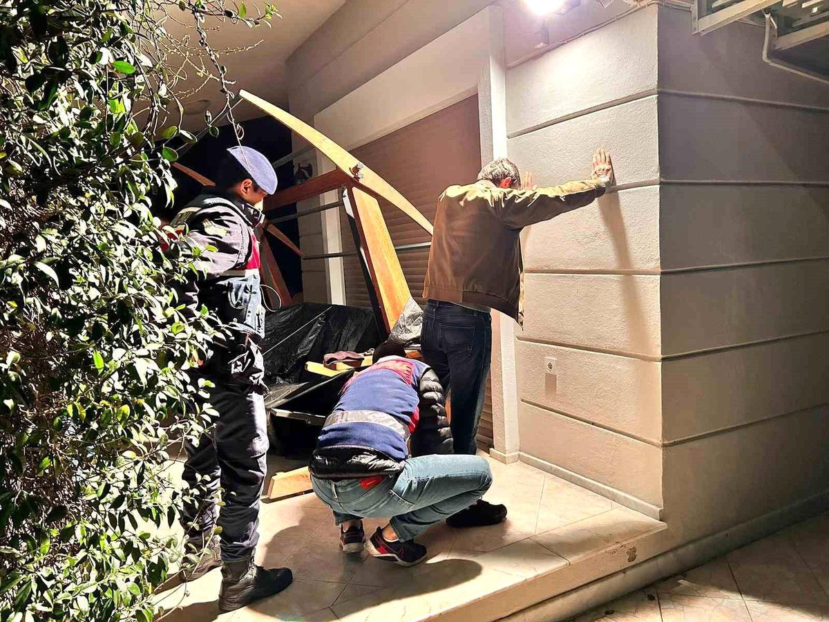 İzmir\'de terörizmin finansmanına yönelik operasyon: 9 kişi tutuklandı