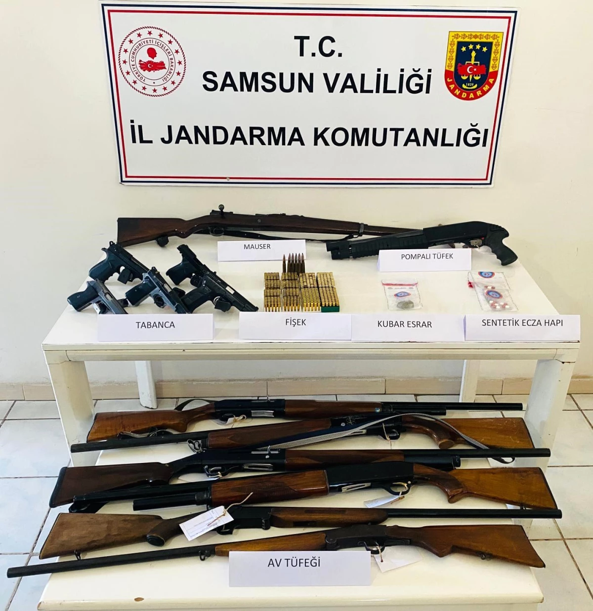 Samsun\'da Jandarma Operasyonunda Silah ve Uyuşturucu Ele Geçirildi