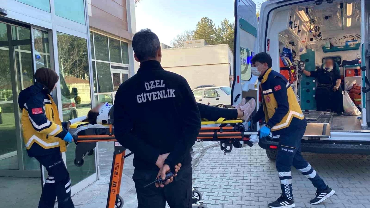 Konya\'da otomobil ile minibüs çarpıştı: 2 yaralı