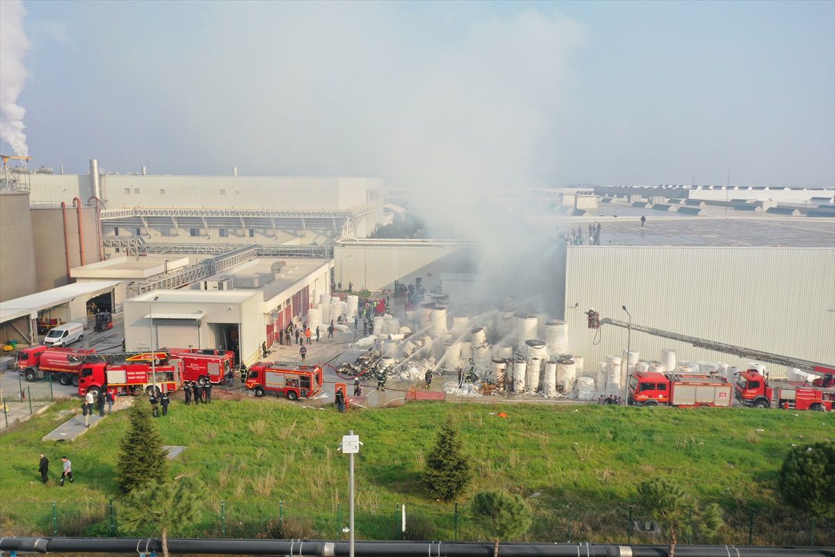 Manisa Organize Sanayi Bölgesi\'nde çıkan yangına müdahale ediliyor
