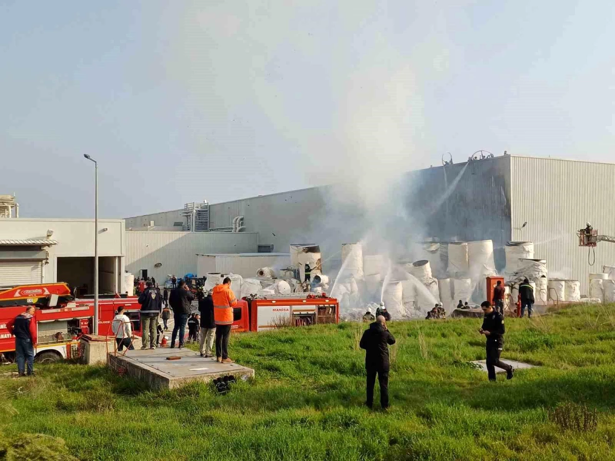 Manisa Organize Sanayi Bölgesi\'nde İpek Kağıt Fabrikasında Yangın Çıktı