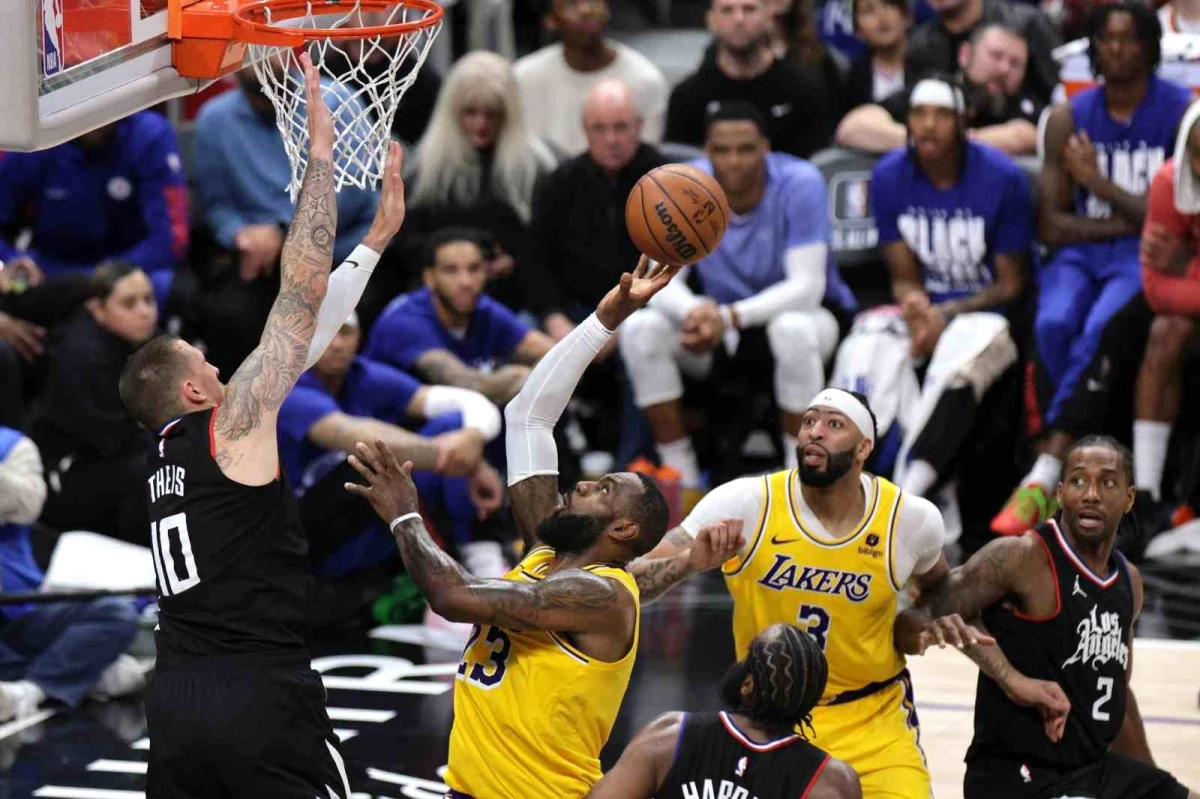 NBA\'de Los Angeles Lakers, derbi maçta Clippers\'ı mağlup etti
