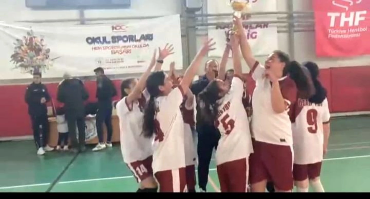 Van\'ın Özalp Yatılı Bölge Okulu Kız Futsal Takımı İl Birincisi