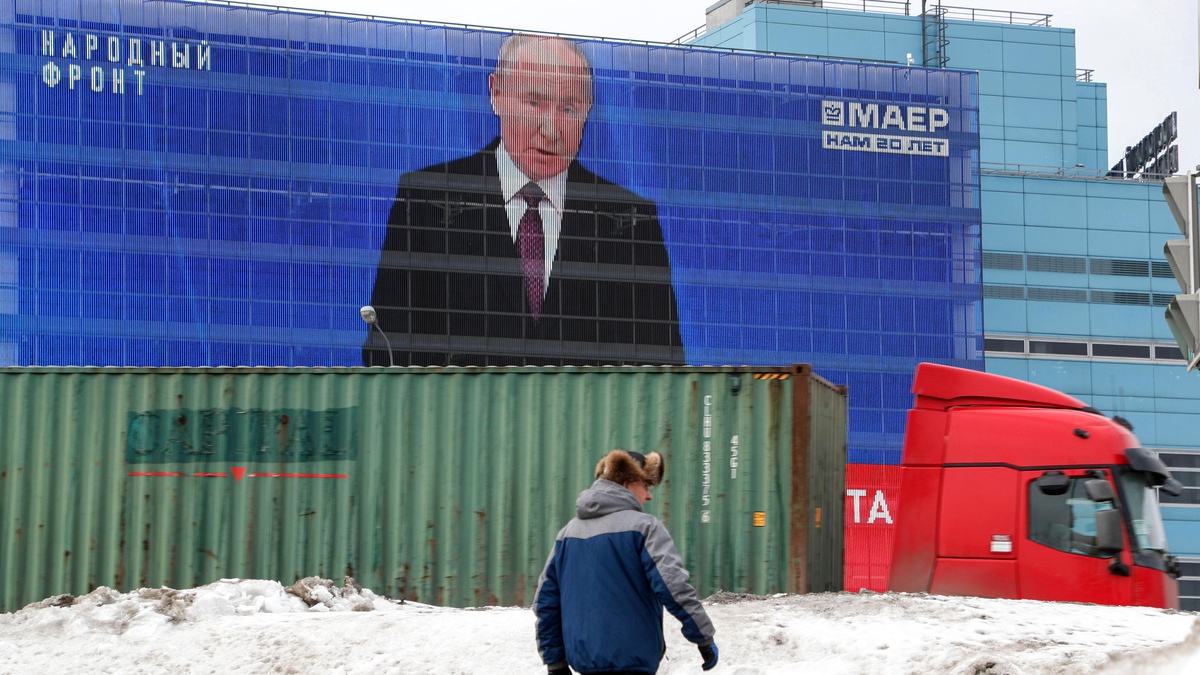 Putin\'in halka sesleniş konuşması: Ukrayna savaşı ve Navalni gölgesi