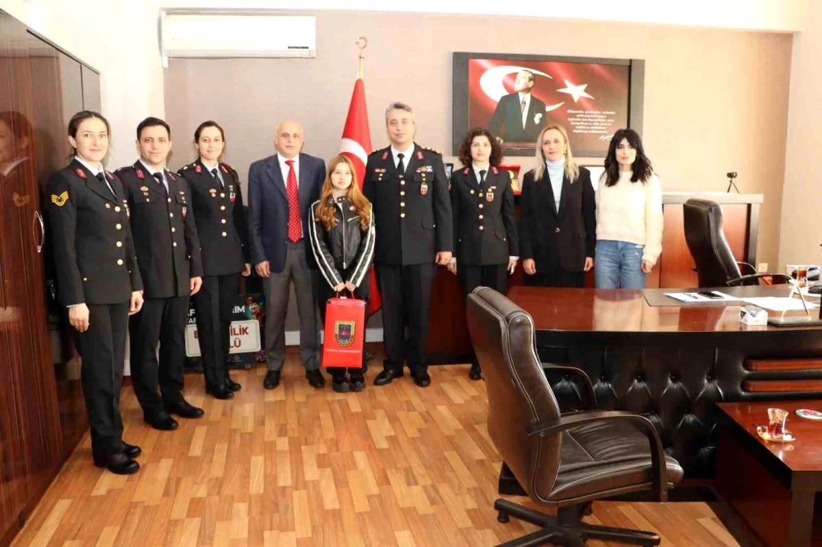 Gaziantep\'te Cumhuriyet Güvenlik ve Jandarma temalı resim yarışmasında dereceye giren öğrenciler ödüllendirildi