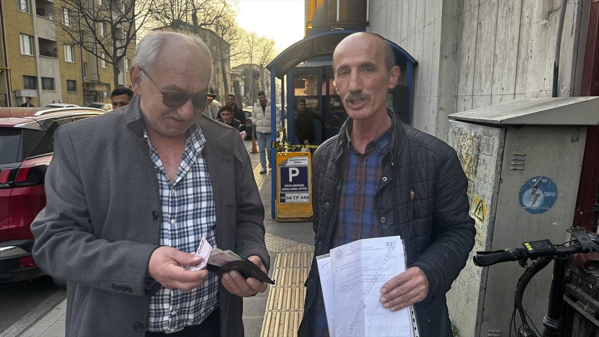 Parkta Bulunan Cüzdan Polis Aracılığıyla Sahibine Ulaştırıldı