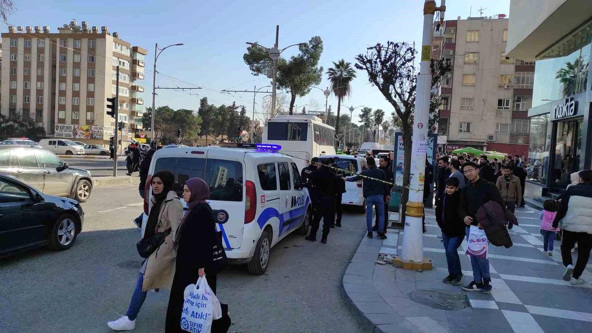 Şanlıurfa\'da çevik kuvvet polislerini taşıyan otobüs çocuğa çarptı, hayatını kaybetti