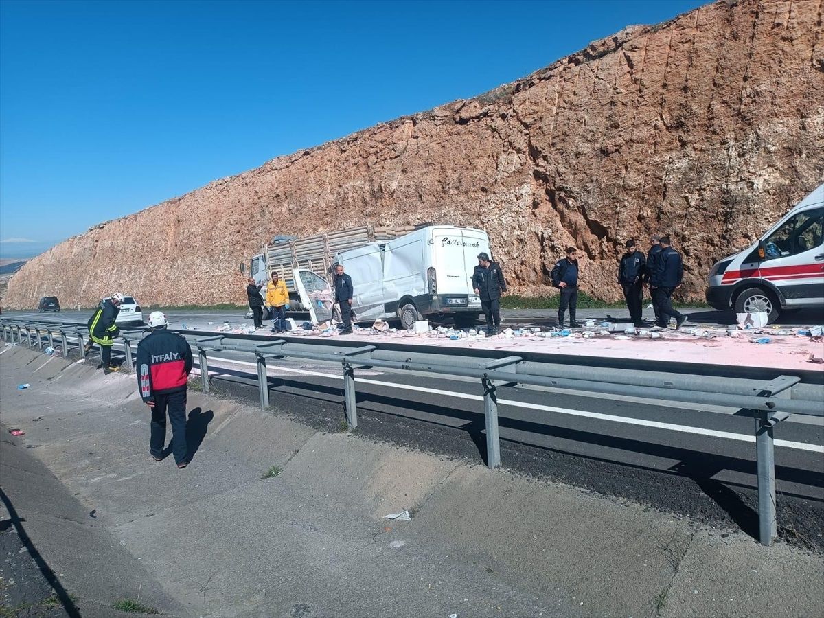 Şanlıurfa\'da kamyona arkadan çarpan minibüs sürücüsü yaralandı
