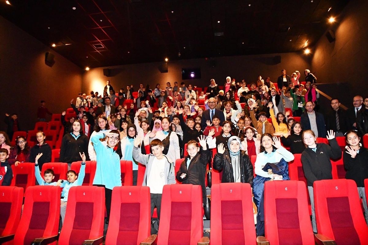 Sorgun Kaymakamlığı, öğrencilere sinema deneyimi yaşattı