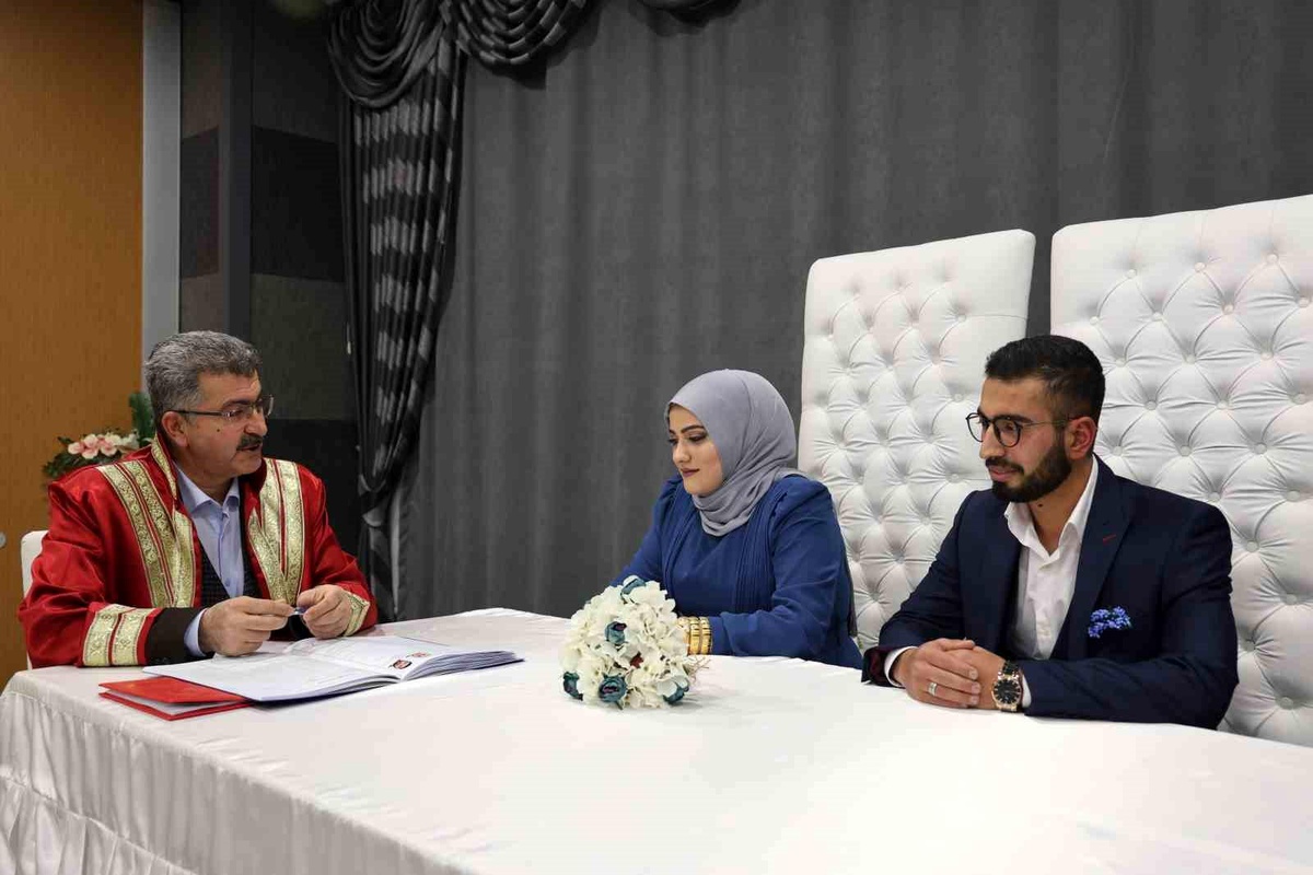 Elazığ\'da 29 Şubat\'ta evlenen çiftlerin tarihten habersizliği gülümsetti