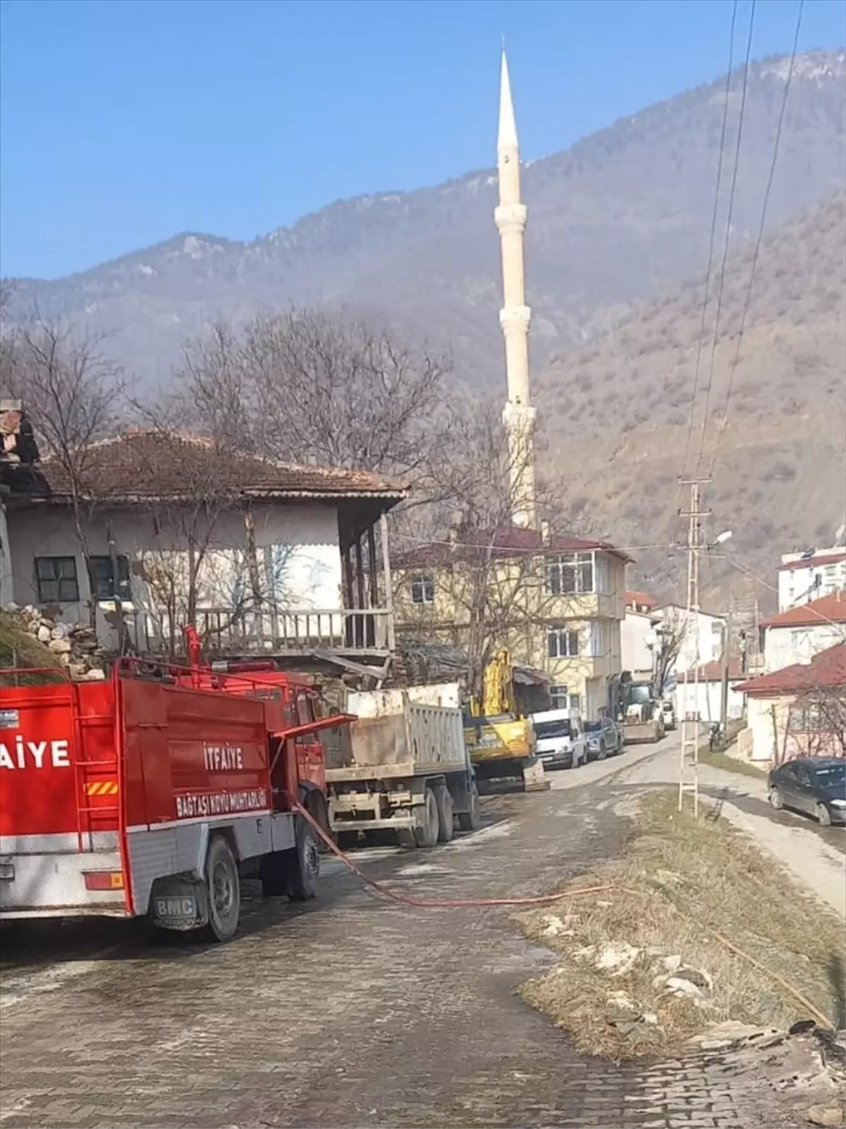 Tokat\'ın Almus ilçesinde çıkan yangında 3 ev kullanılamaz hale geldi