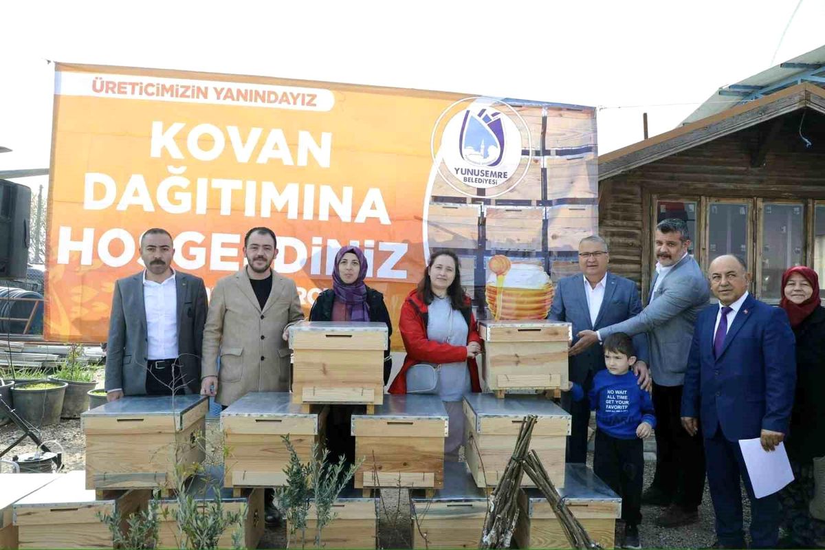 Yunusemre Belediyesi Üreticilere Fidan Desteği Sağladı