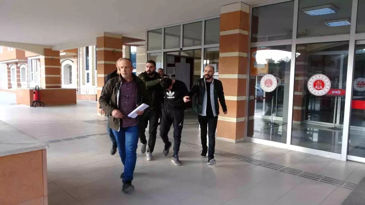 Kastamonu\'da uyuşturucu parası yüzünden tartıştığı babasının evini basan şahıs, komşusunu öldürdü ve 3 kişiyi yaraladı