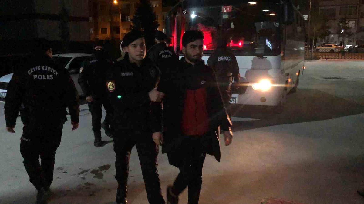 İnegöl\'de Kaçak Yollarla Ülkeye Giren 30 Suriyeli Yakalandı