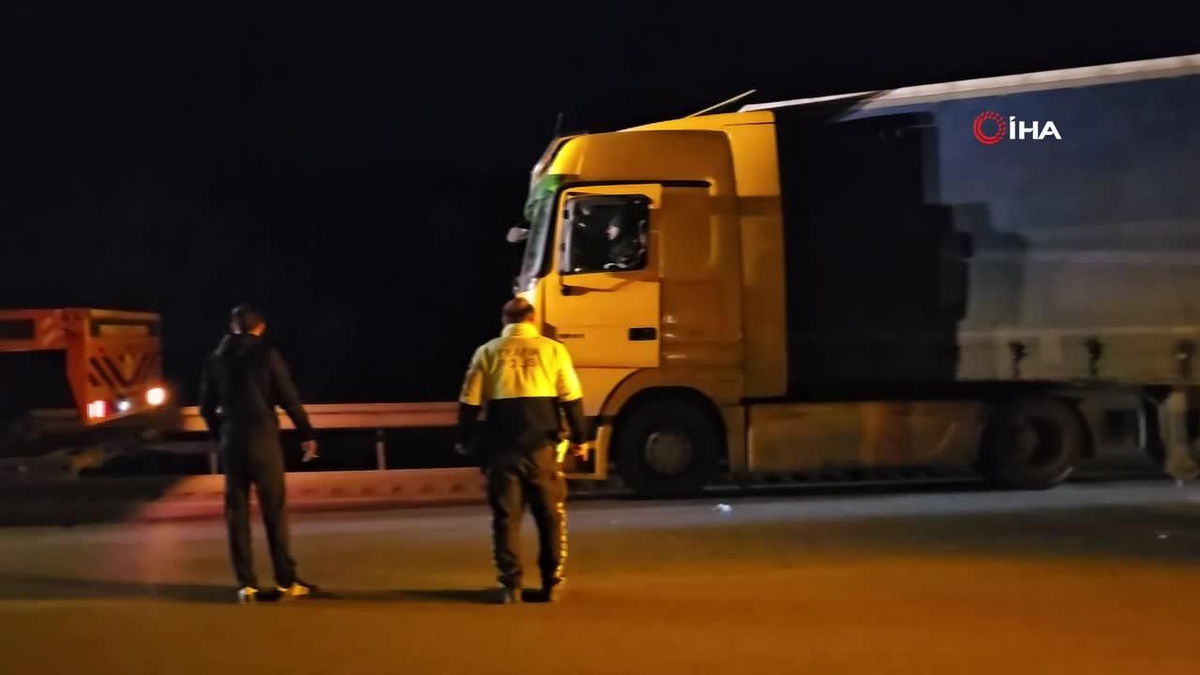 Amasya\'da çarpışan tırlar trafiği felç etti