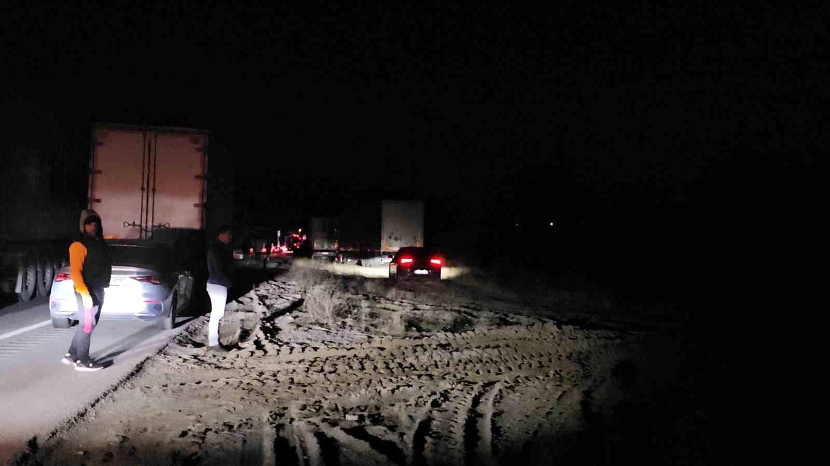 Amasya\'da Çarpışan İki Tır Trafiği Felç Etti