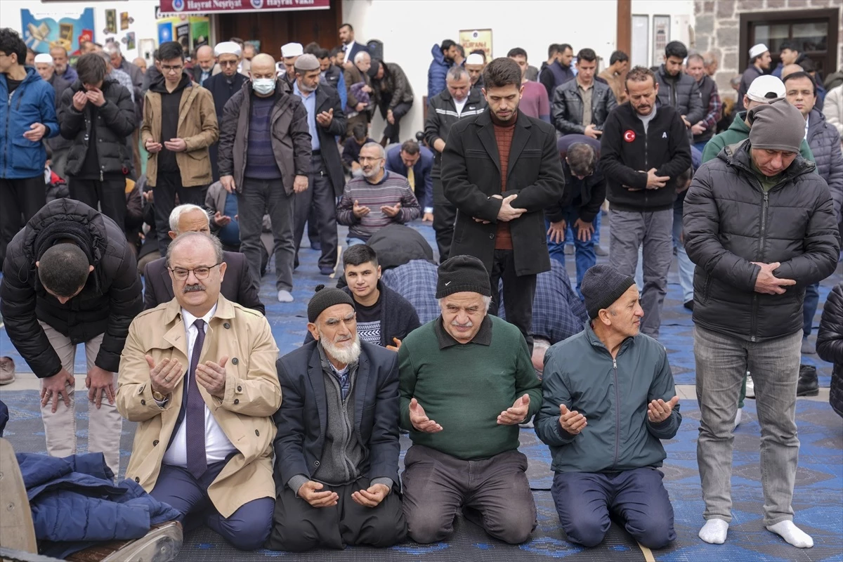 Hacı Bayram Veli Cami\'sinde Şehitler ve Mazlumlar İçin Dua Edildi