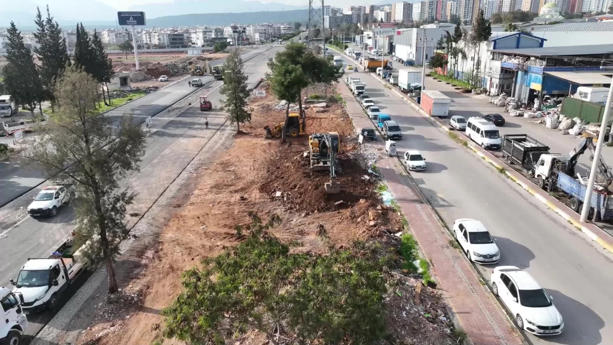 Antalya Büyükşehir Belediyesi Ünsal Mahallesi\'nde yeni yol açma çalışmalarını tamamladı