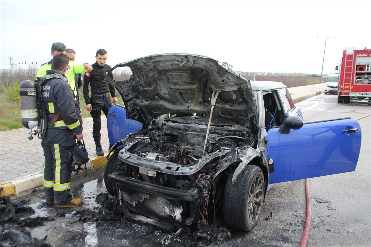 Antalya\'da seyir halindeki otomobilde çıkan yangın söndürüldü
