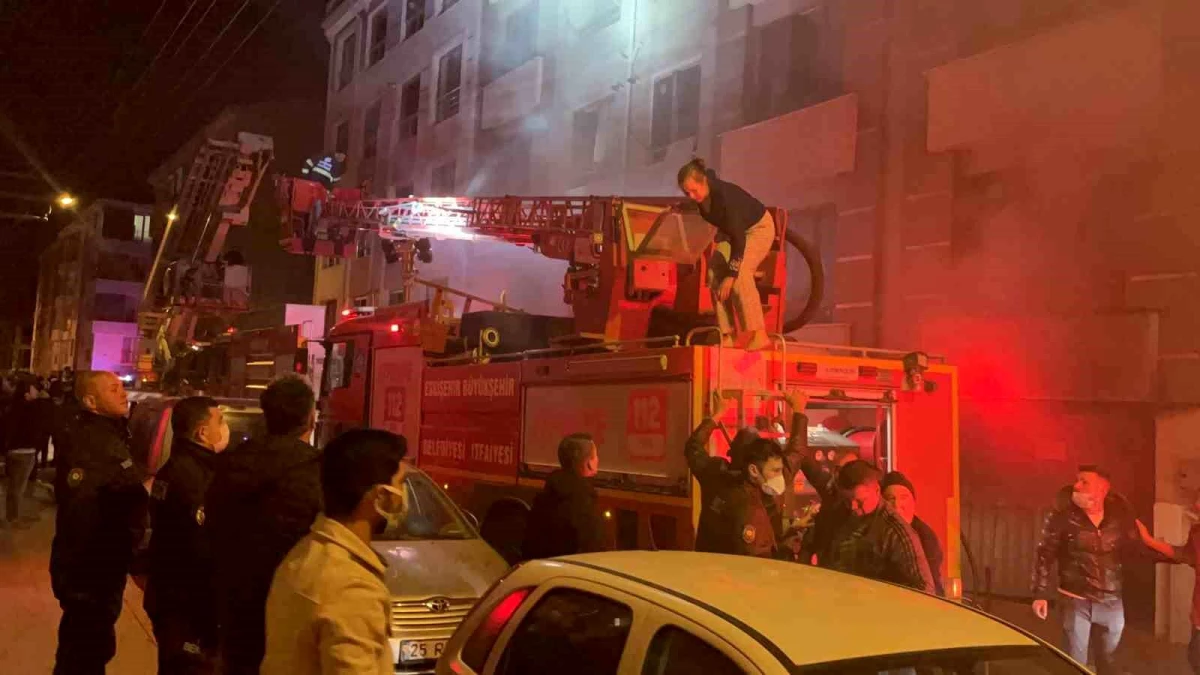 Eskişehir\'de Apartman Yangını: 60 Kişi Tahliye Edildi, 8 Kişi Hastaneye Kaldırıldı