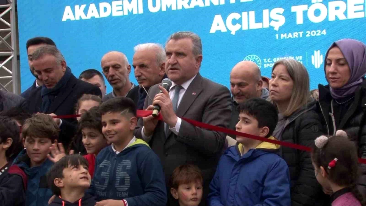 Gençlik ve Spor Bakanı Osman Aşkın Bak, Ümraniye\'de Amatör Spor Kulüpleriyle Bir Araya Geldi
