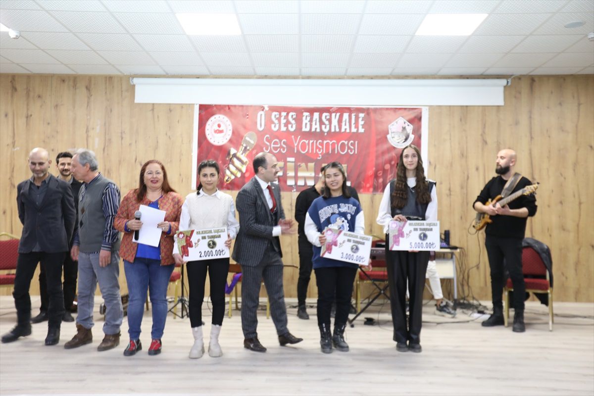 Van Başkale\'de düzenlenen ses yarışmasında birinci olan öğrenci