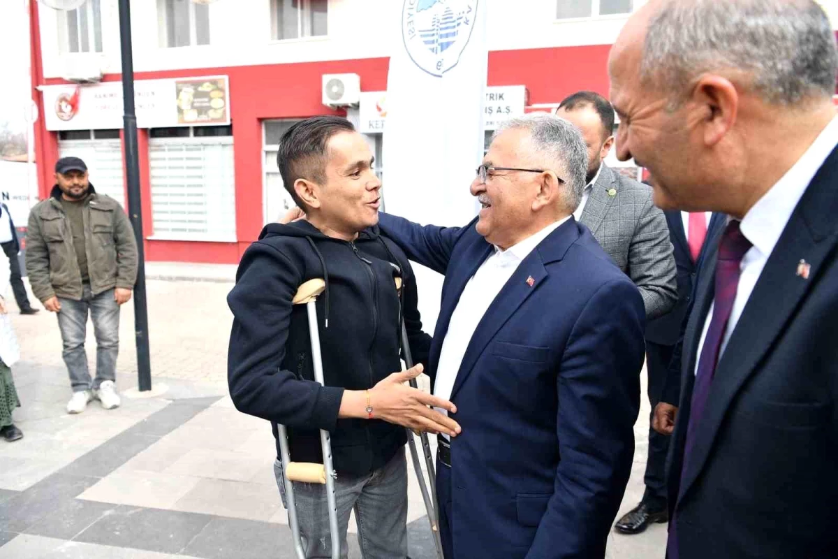 Kayseri Büyükşehir Belediye Başkanı Dr. Memduh Büyükkılıç Felahiye\'de Projelerin Temel Atma Törenine Katıldı