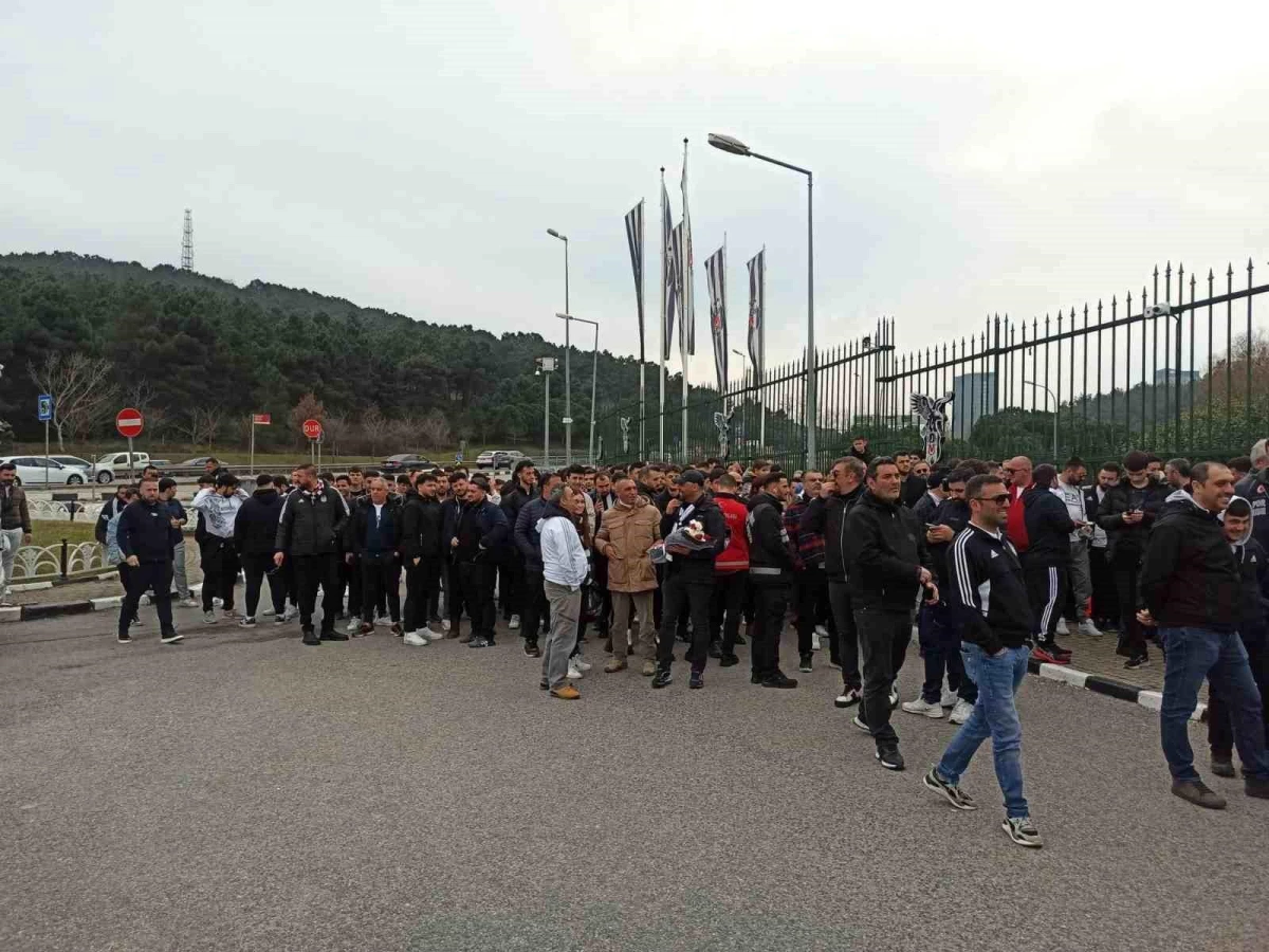 Beşiktaş taraftarı, Galatasaray derbisi öncesi takımı ziyaret etti