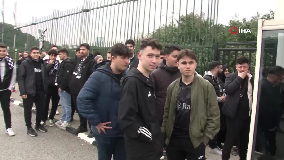 Beşiktaş taraftarından derbi öncesi takıma destek
