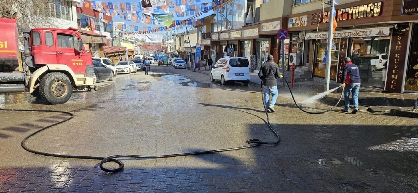 Muş Bulanık\'ta Cadde ve Sokaklar Tazyikli Suyla Yıkandı