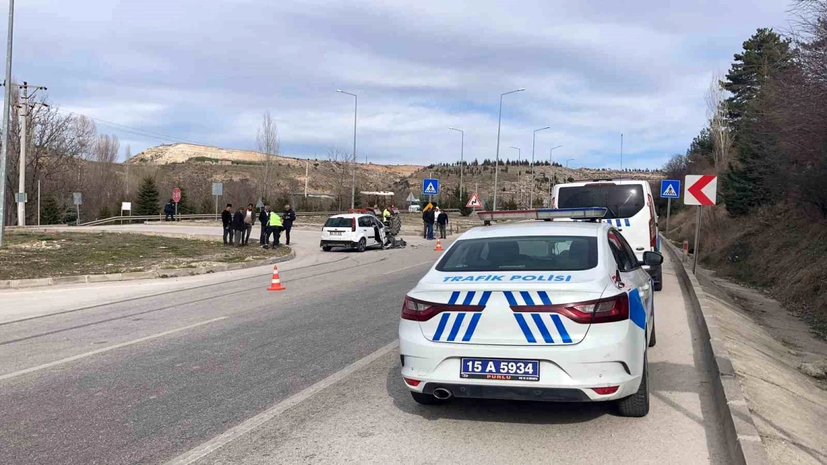Burdur-Antalya Karayolunda Traktör ve Otomobil Çarpışması: 2 Yaralı