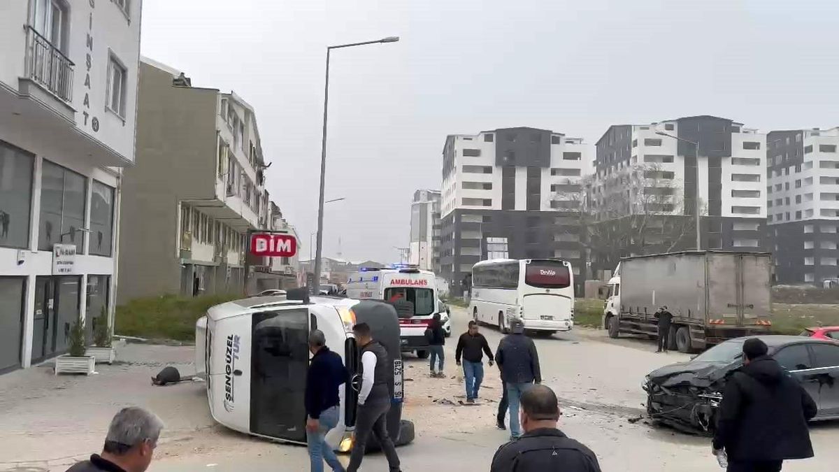 Bursa\'da Minibüs Kontrolden Çıkarak Yan Yattı