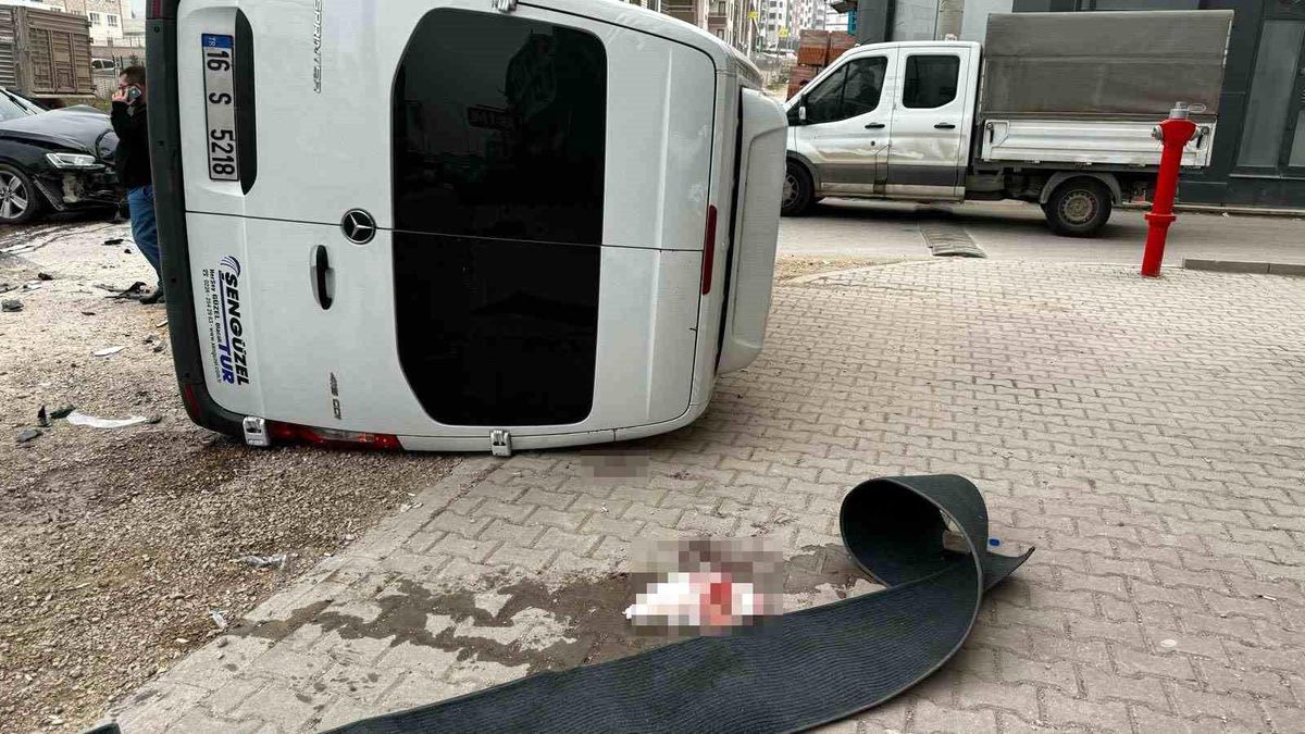 Bursa\'da servis minibüsü kaza sonucu yan yattı