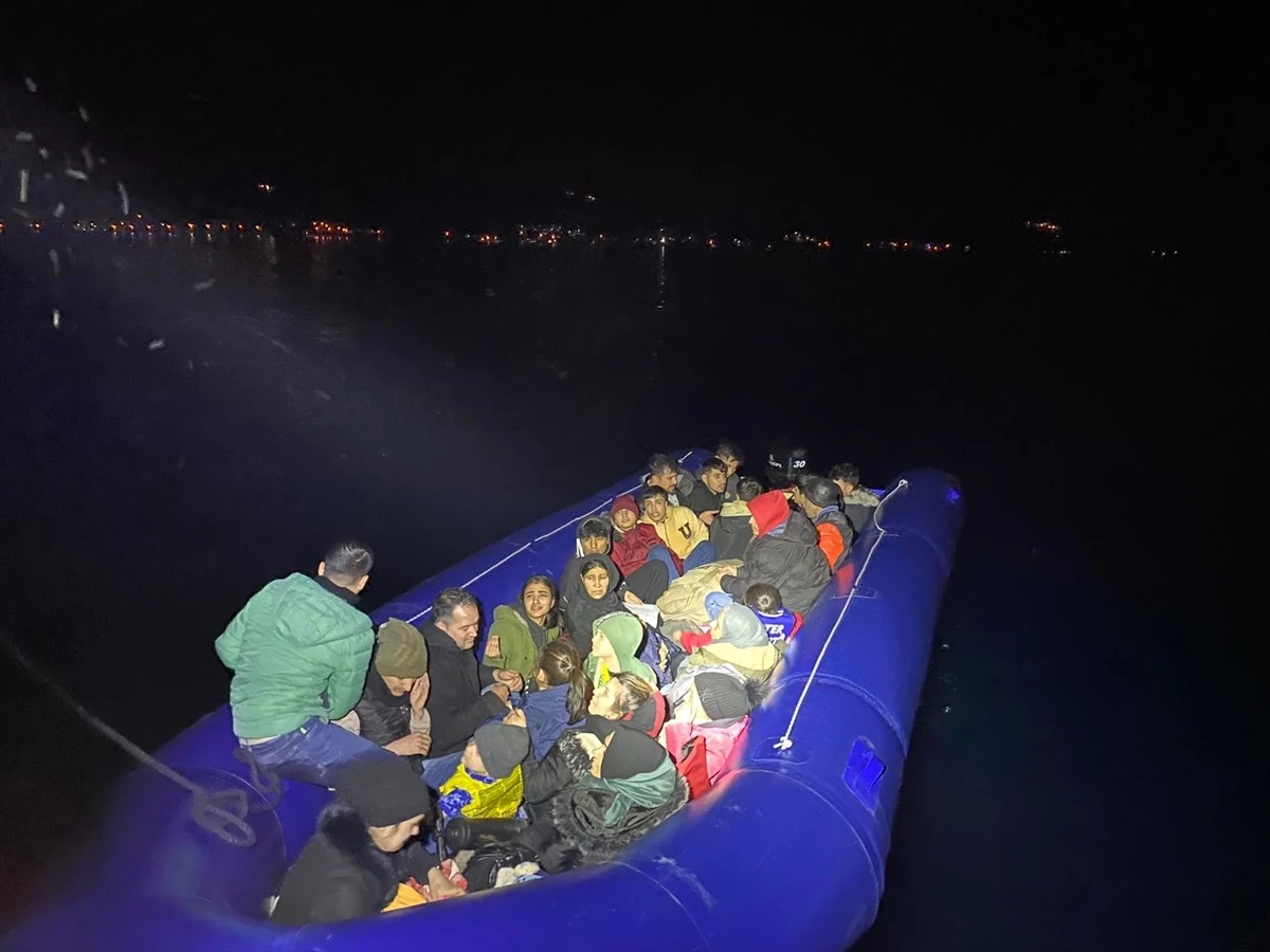 Ezine açıklarında lastik botta 31 düzensiz göçmen yakalandı