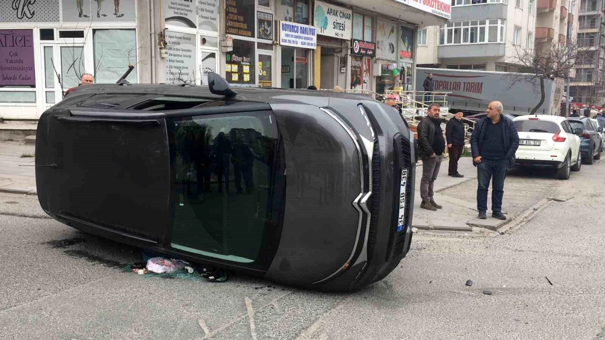 Tekirdağ Çerkezköy\'de iki araç çarpıştı, bir otomobil yan yattı