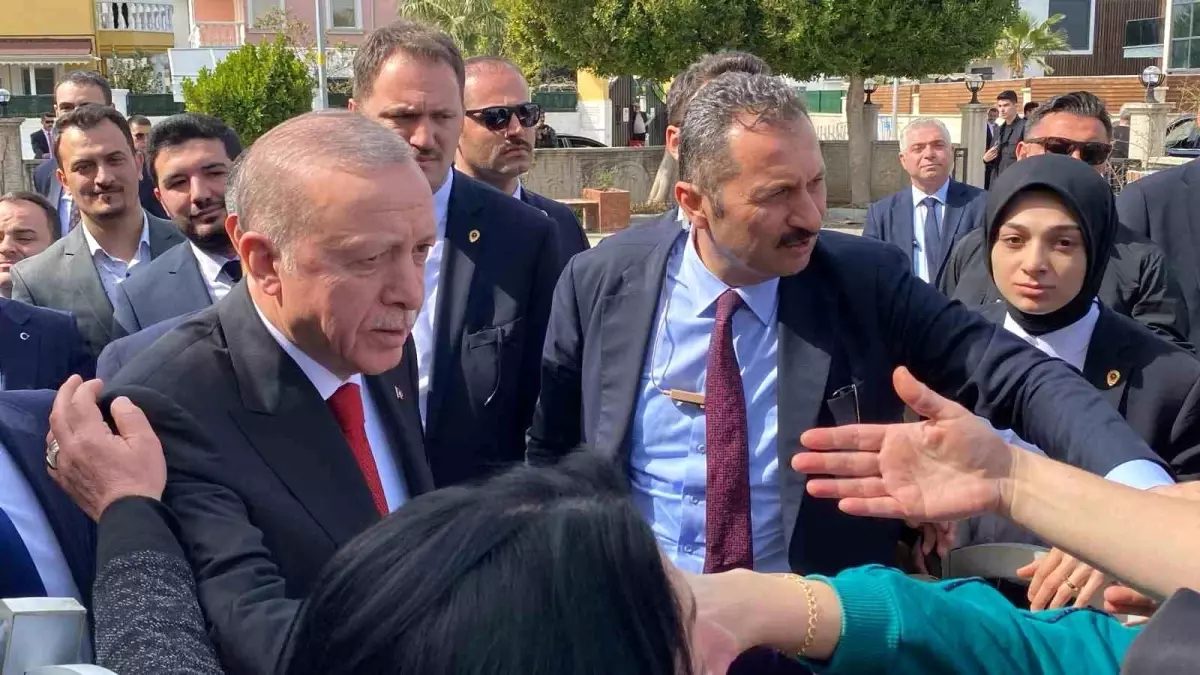 Cumhurbaşkanı Erdoğan, Antalya\'da camiye giderken vatandaşlardan sevgi gösterisi aldı