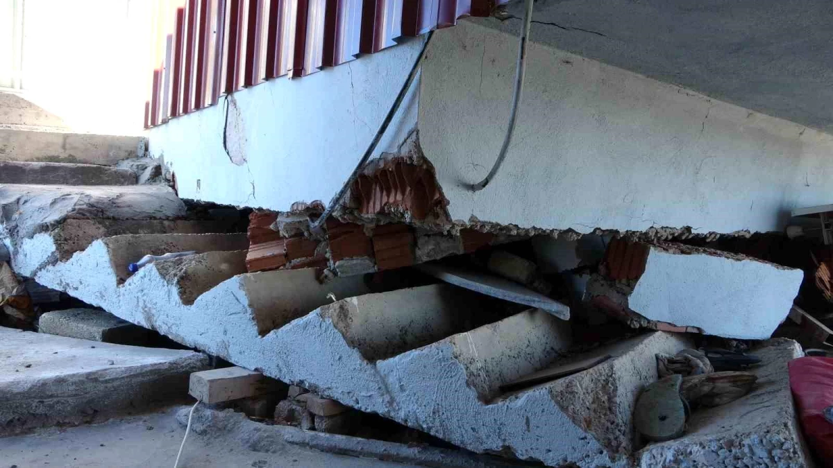 Malatya\'da depremde evi çöken aile, tahtalarla güçlendirdiği evde yaşamaya devam ediyor