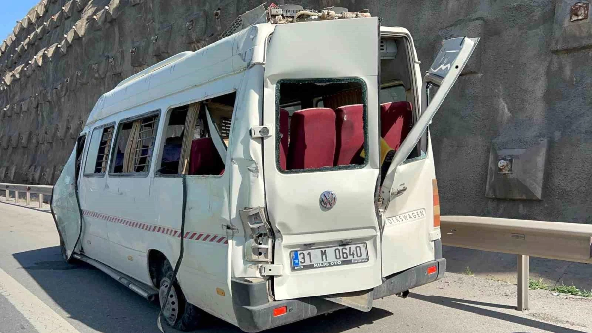 Hatay\'ın İskenderun ilçesinde minibüs kazası: 12 yaralı
