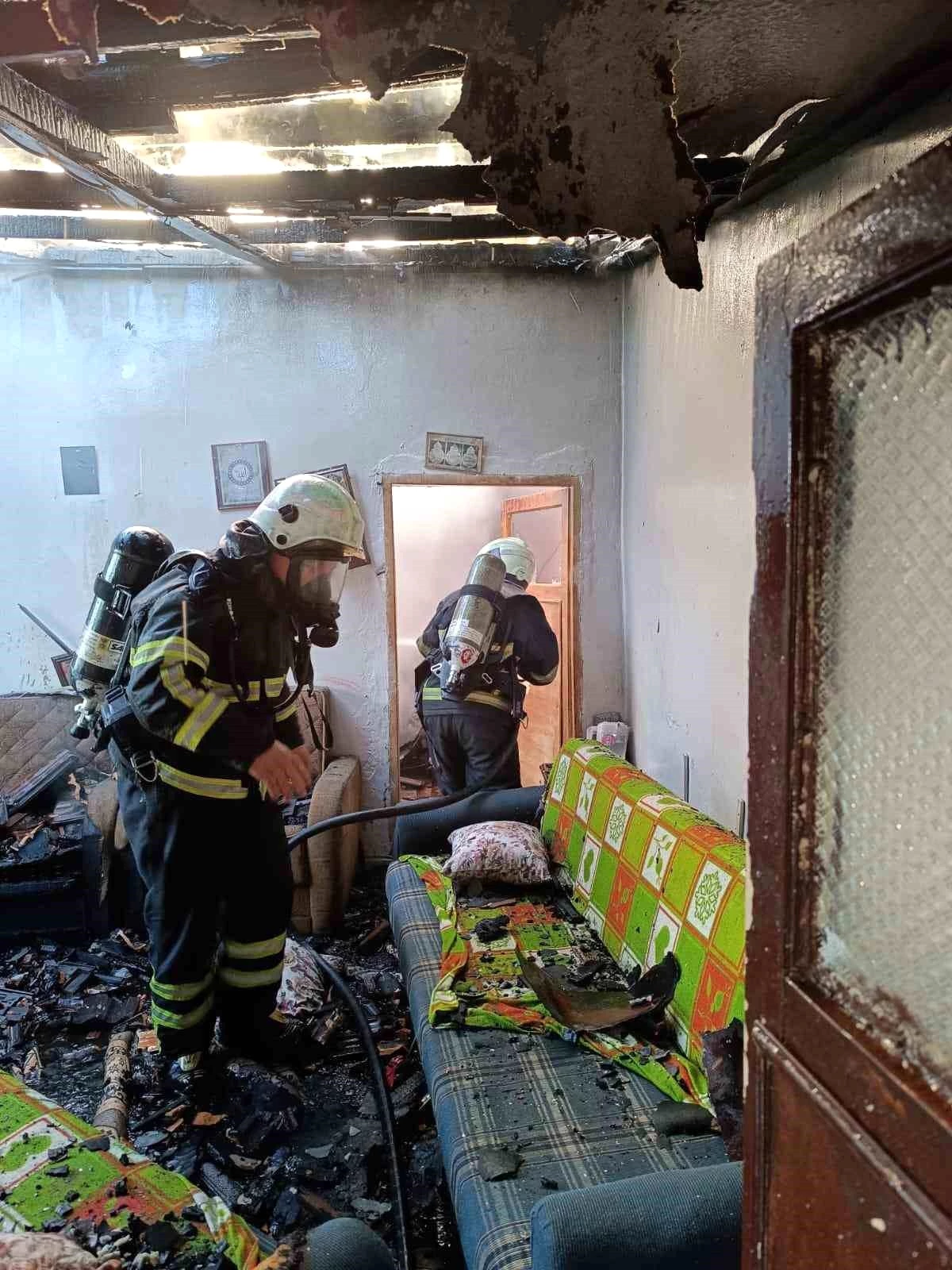 Hatay\'ın Dörtyol ilçesinde çıkan ev yangını itfaiye ekipleri tarafından söndürüldü