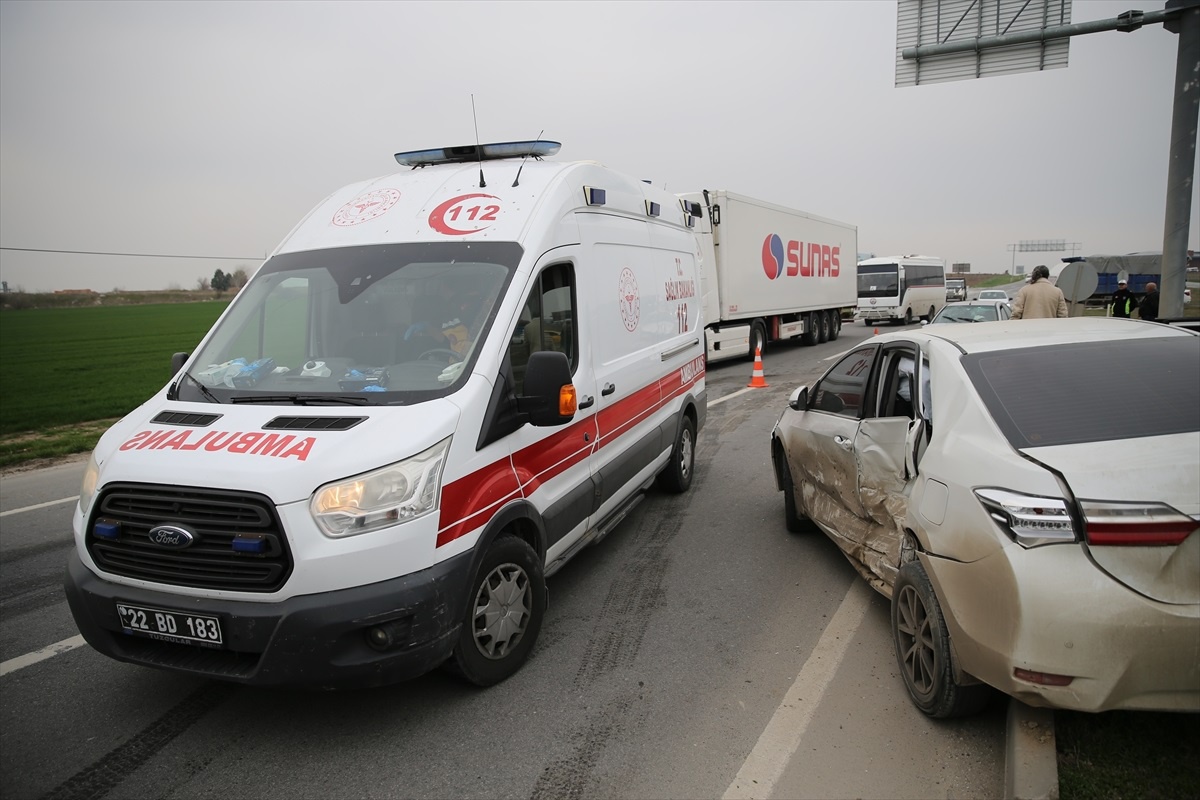 Edirne\'de Otomobil Çarpışması: 5 Kişi Yaralandı
