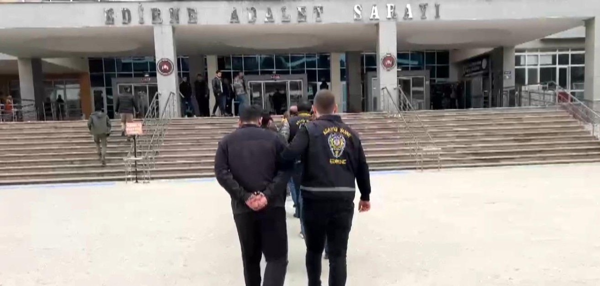 Edirne\'de eğlence mekanında bıçaklı kavga ve işletmenin kundaklanması güvenlik kamerasına yansıdı