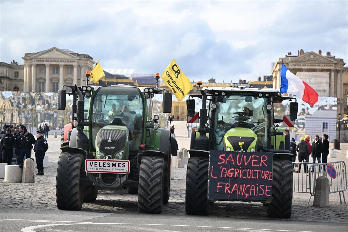 Fransız Çiftçiler Versay Sarayı Önünde Tarım Politikasını Protesto Etti