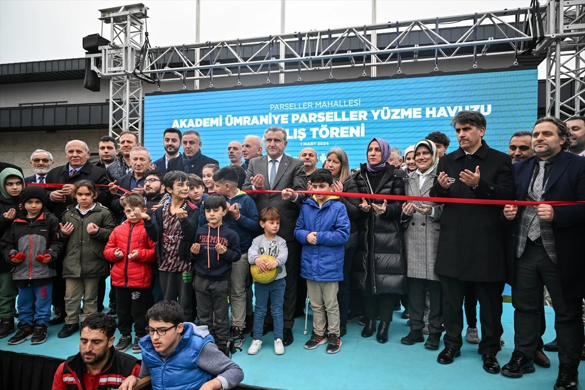 Gençlik ve Spor Bakanı Osman Aşkın Bak, Ümraniye\'de Yüzme Havuzu Açılışı Yaptı