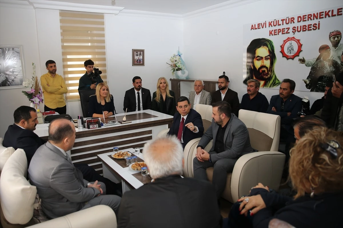 Hakan Tütüncü, Antalya\'da servis ve taksi şoförleriyle buluştu ve Alevi Kültür Derneklerini ziyaret etti