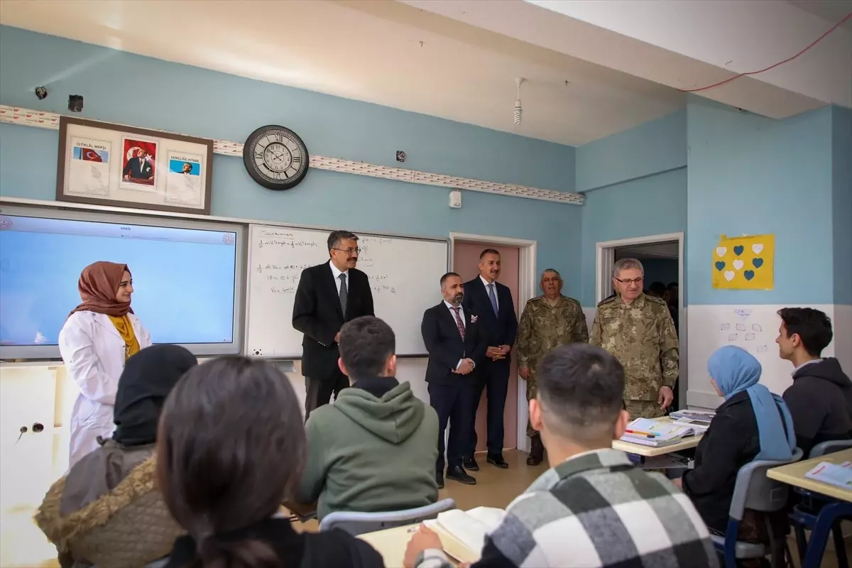 Hakkari Valisi Ali Çelik, Derecik ilçesinde ziyaretlerde bulundu