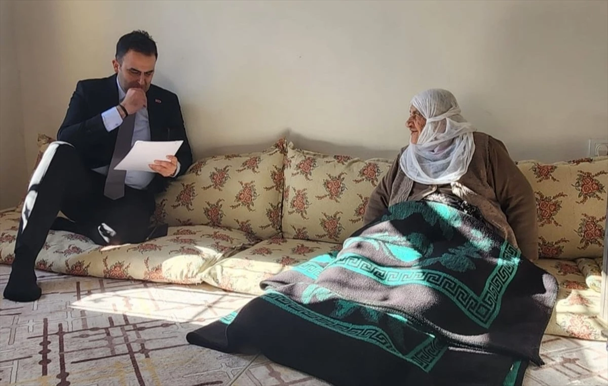 Hasankeyf Kaymakamı Mehmet Ali İmrak, aileleri ziyaret ederek talep ve dileklerini dinliyor