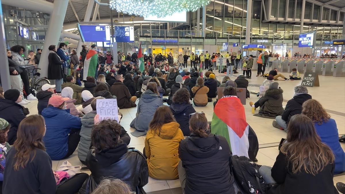 Hollanda\'da Filistin\'e destek için oturma eylemi düzenlendi
