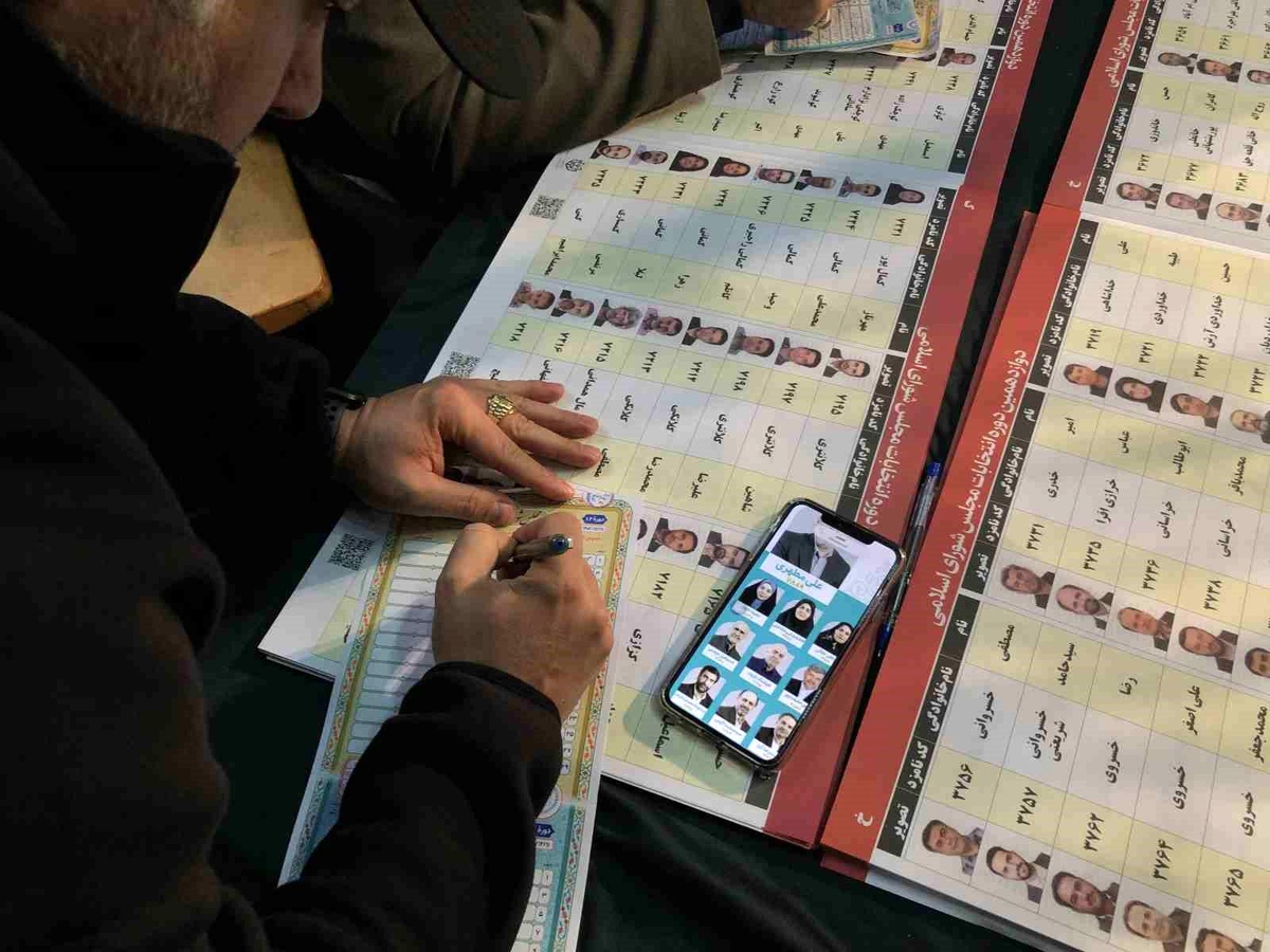 İran\'da seçimler için oy verme süresi uzatıldı