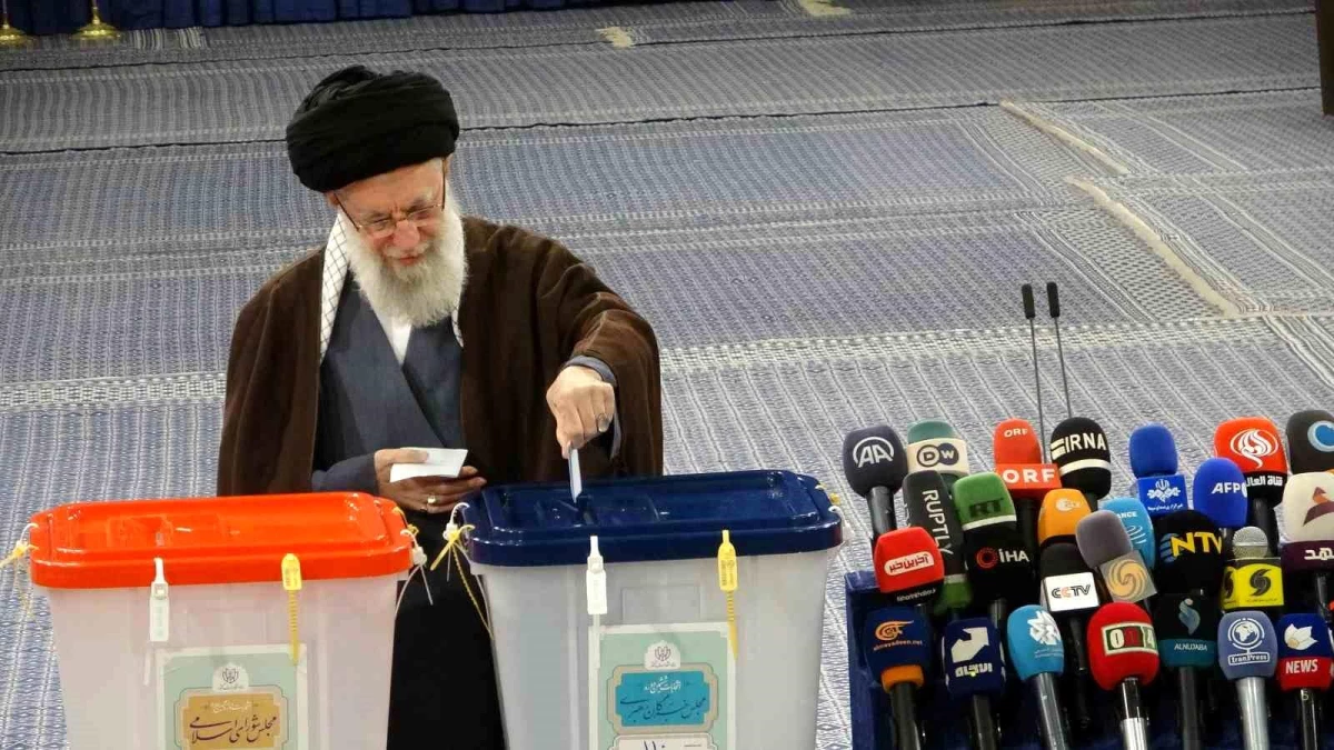 İran Dini Lideri Ayetullah Ali Hamaney, seçimler için oyunu kullandı